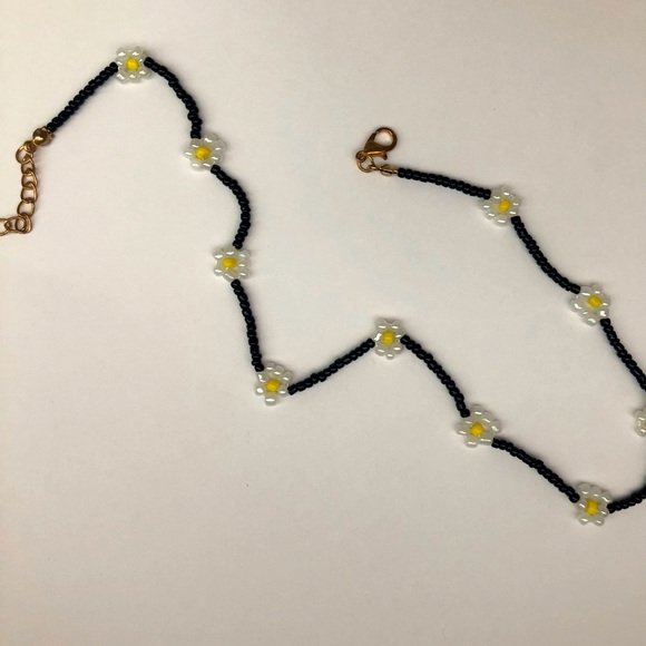 SHEIN Adorable Black Daisy Necklace - Picture 2 of 2